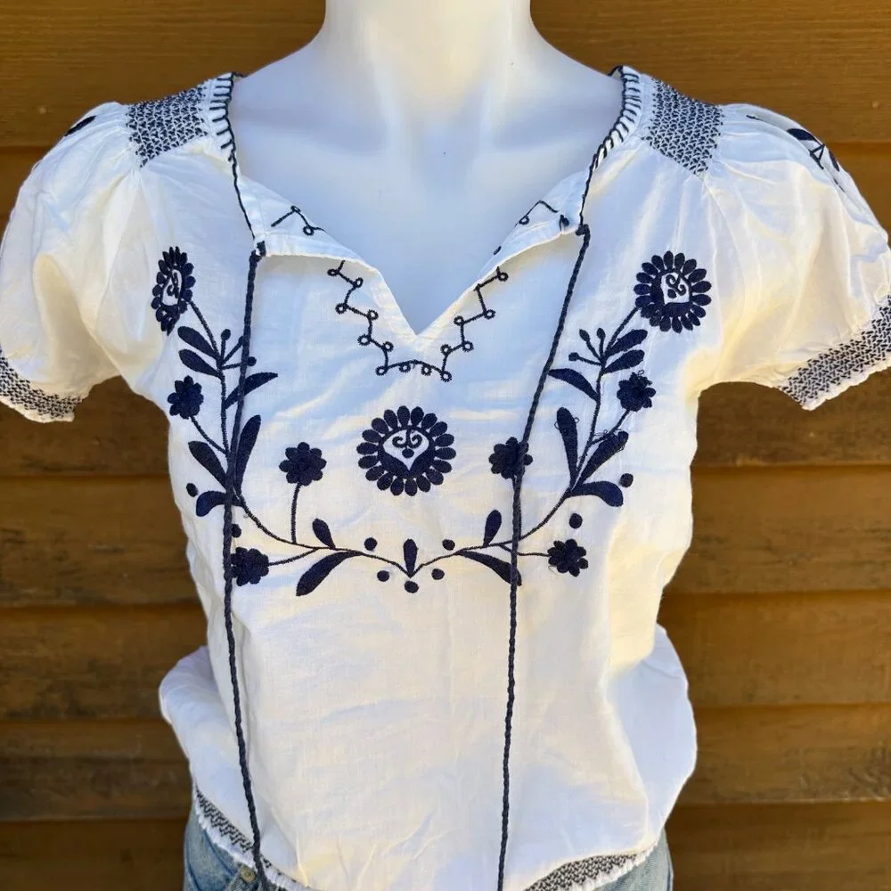 Francesca’s White With Blue Floral Embroidery Shirt Size S - Picture 2 of 10